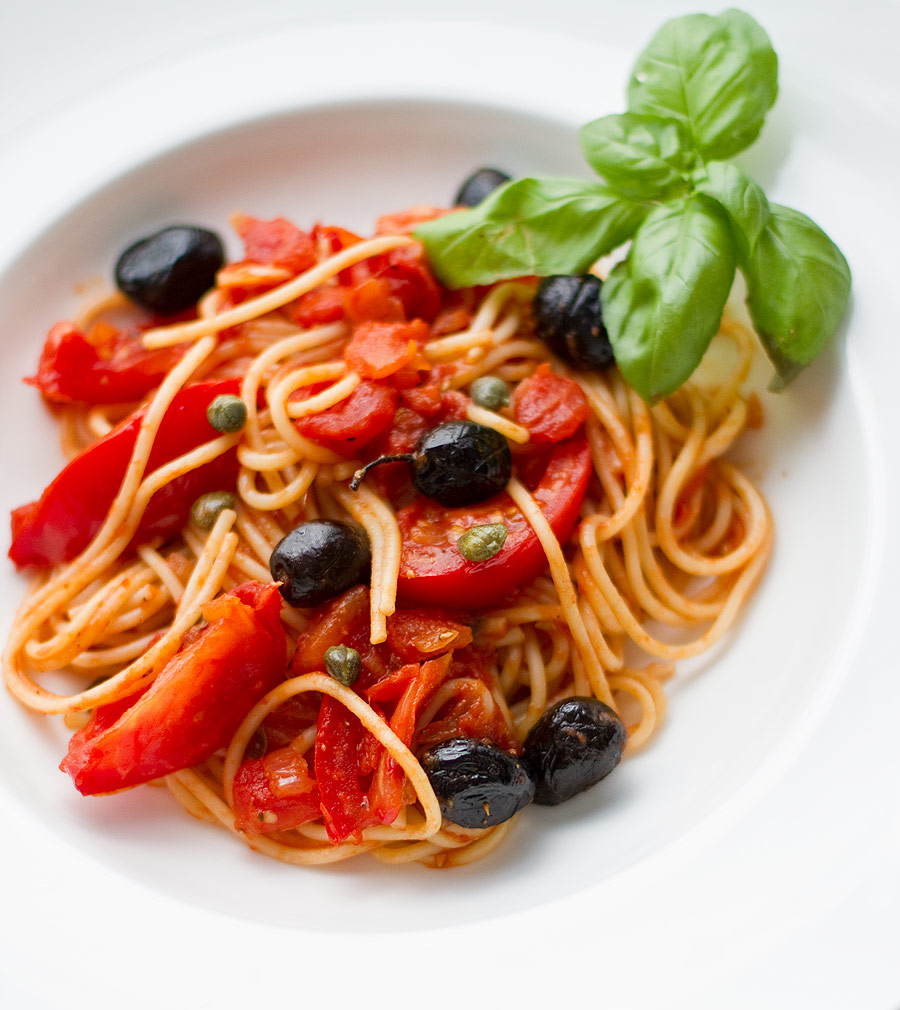 Spaghetti Bella Donna - selbstgemacht: Der Pastateller mit Basilikum