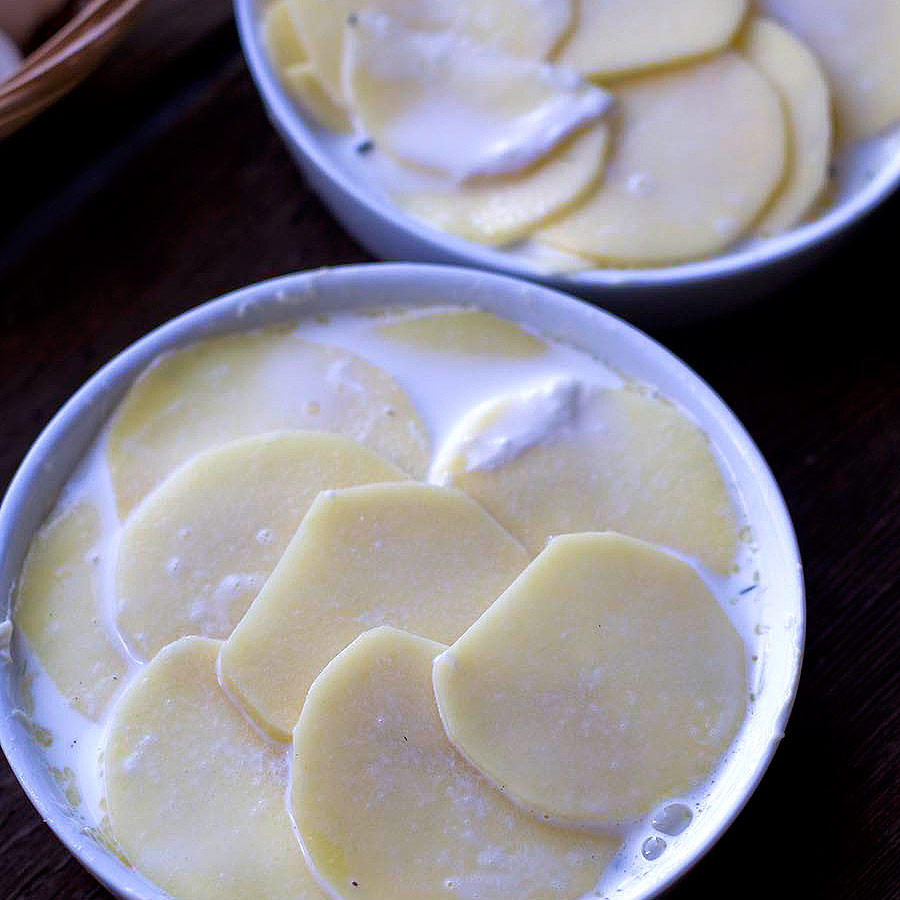Kartoffelscheiben mit gekochter Sahne in der Kartoffelgratinform