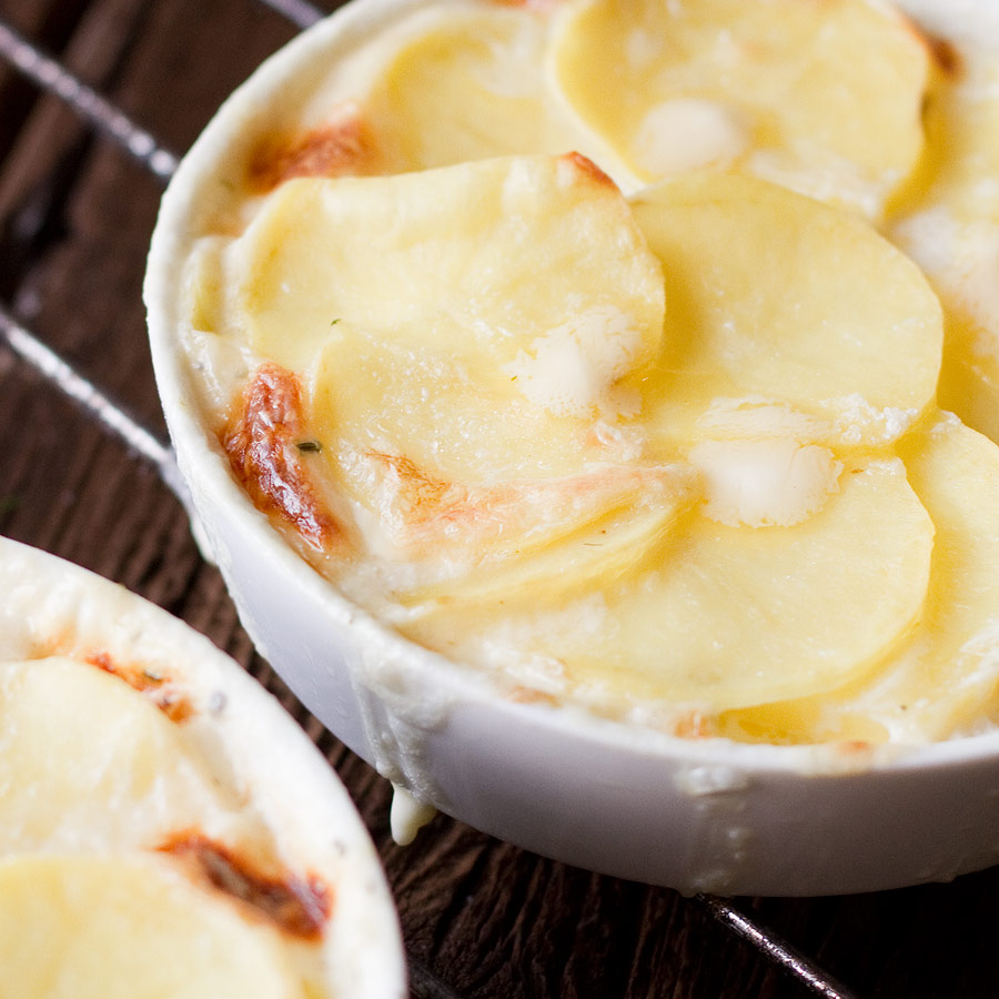 Der halb gegarte Kartoffelgratin wird mit ButterflÃ¶ckchen verfeinert.