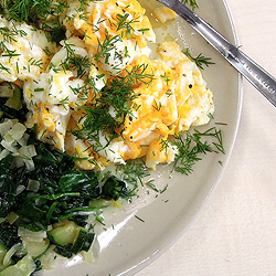 Zum FrÃ¼hstÃ¼ck: Spinat, Zucchini und Ei. Dill und frischer Knoblauch sorgen fÃ¼r Geschmack.