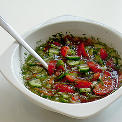 Gurken-Tomaten-Salat mit Essig und Ã–l